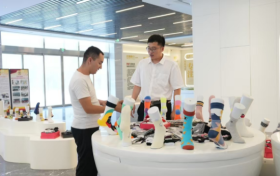 蔡志豪：“一双袜子”织出南疆农民现代新生活